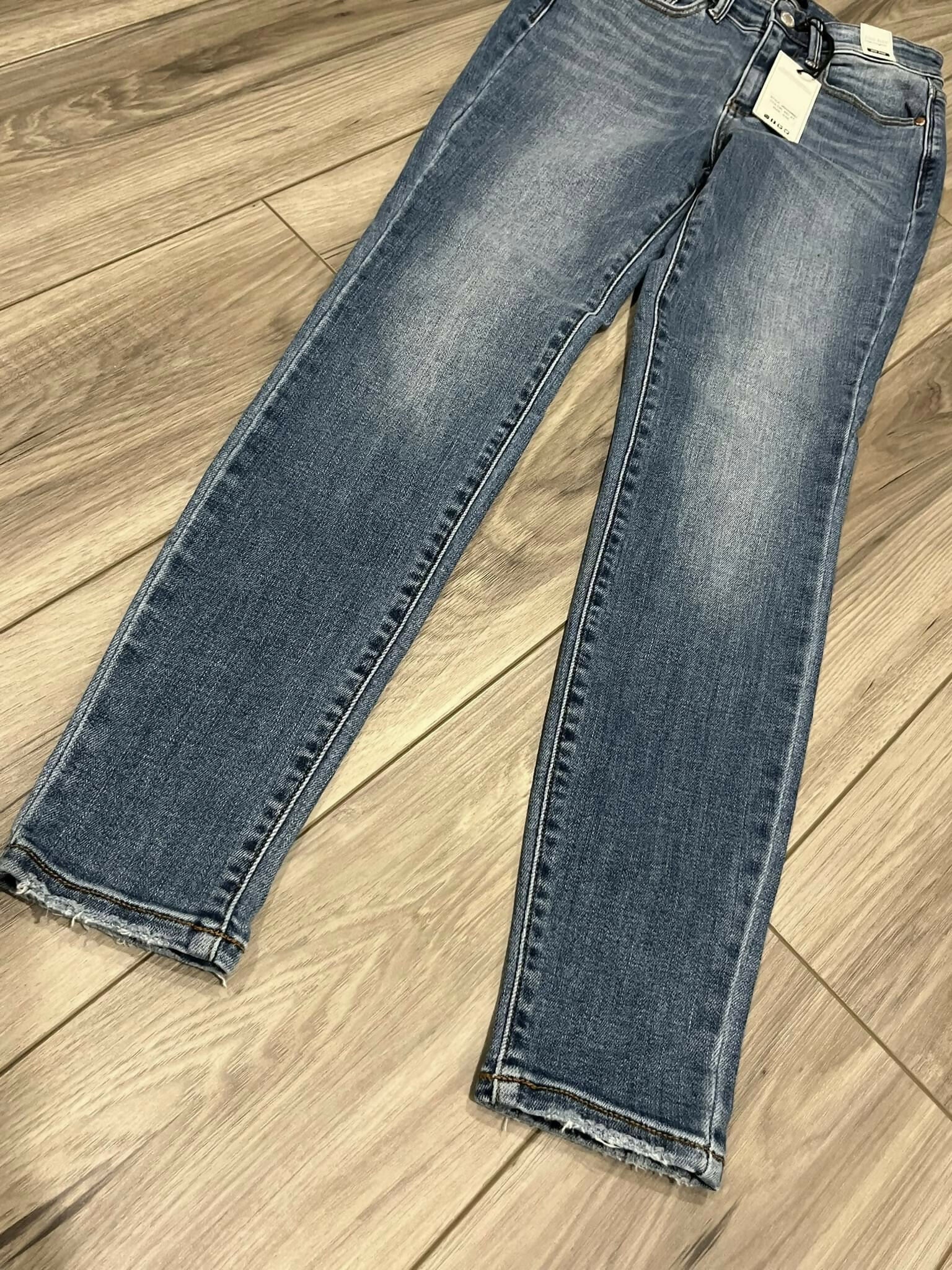 Judy blue medium Wash non distress bottom