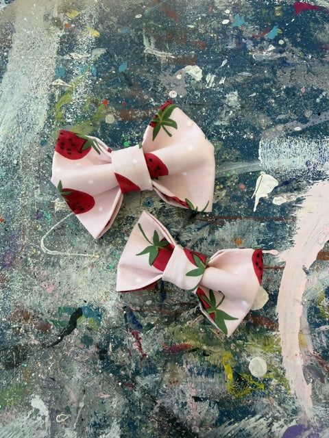 Over The Collar Bow-Tie Strawberry bliss