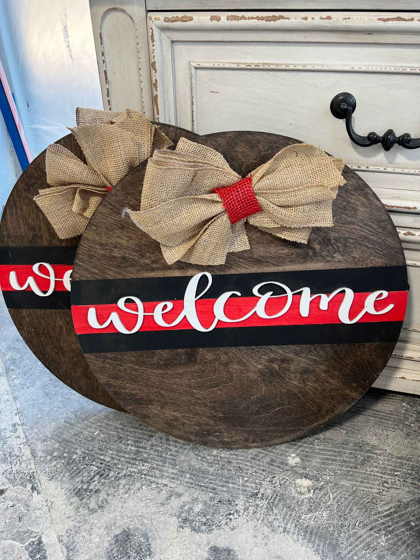 Welcome Red Line round door hanger